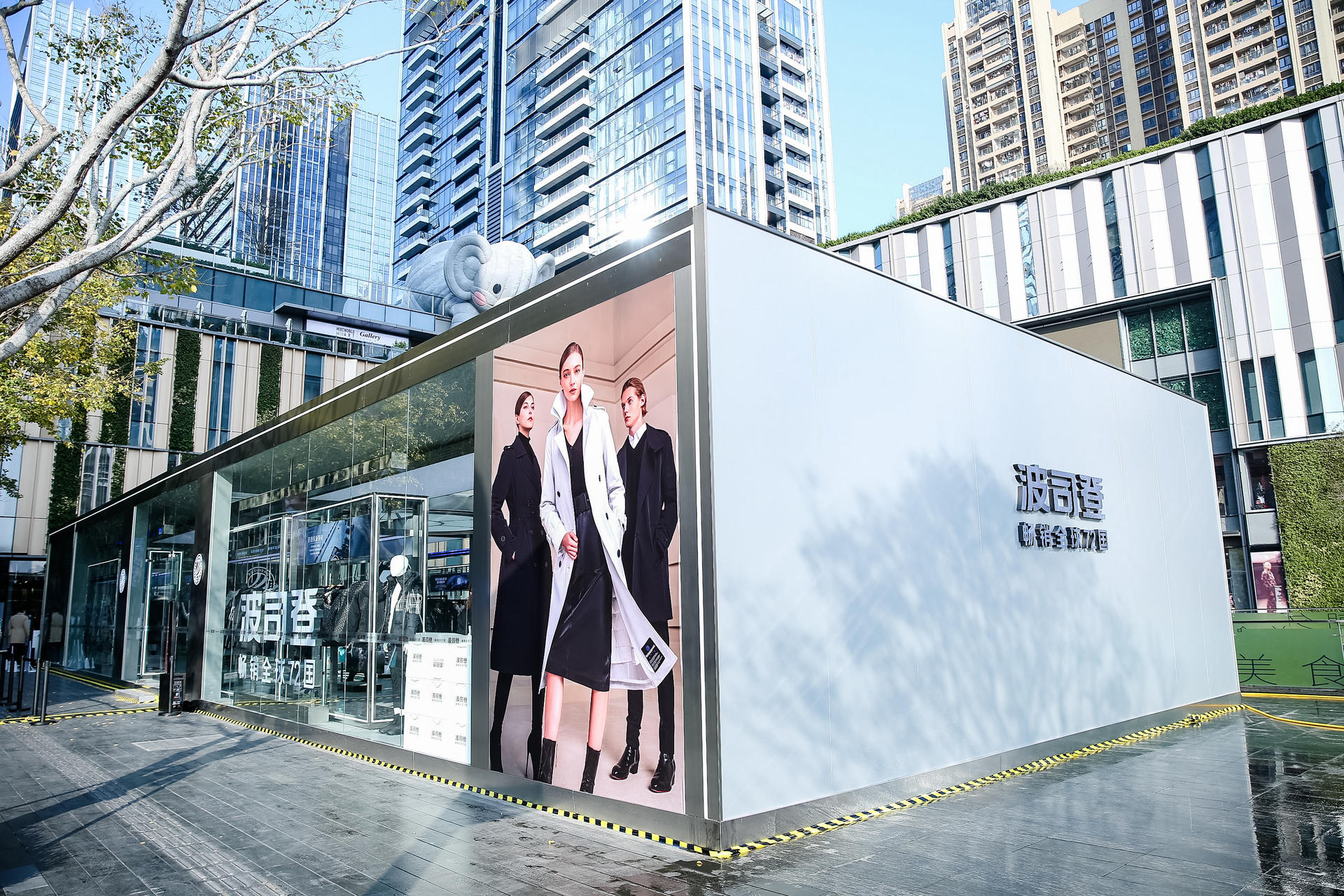 波司登快闪店活动策划融合雪山、阳光等自然元素，带来了“第一场雪”