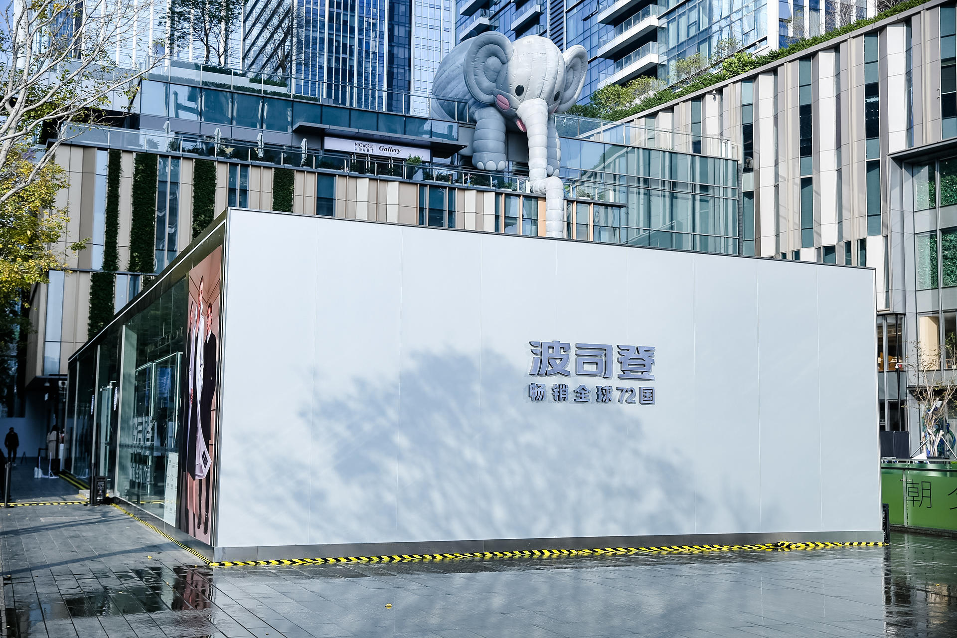 波司登快闪店活动策划融合雪山、阳光等自然元素,带来了“第一场雪”