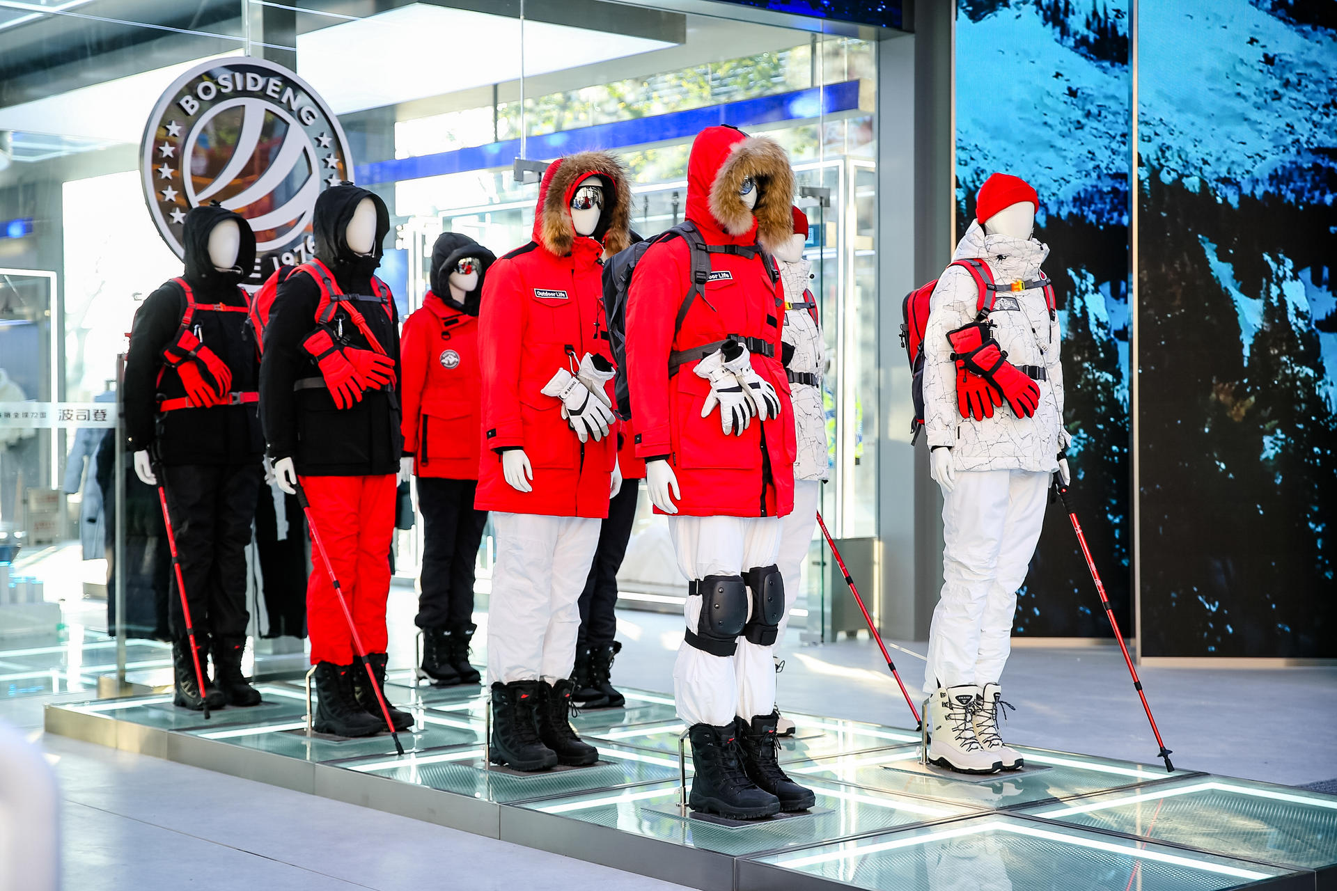 波司登快闪店活动策划融合雪山、阳光等自然元素,带来了“第一场雪”