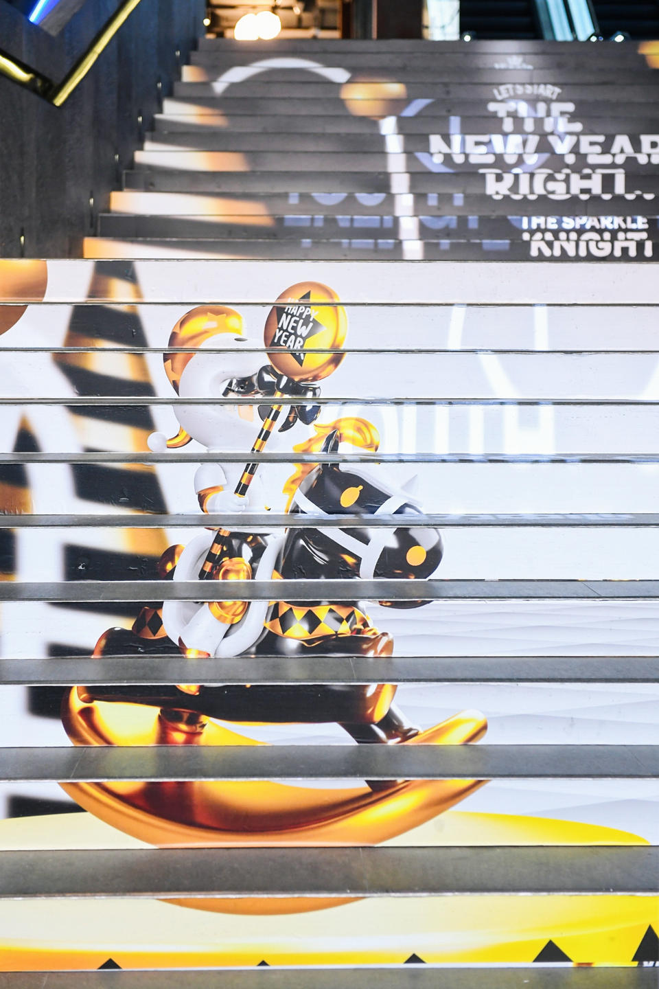 人气潮玩小骑士Vioola主题快闪活动策划6米高机械动态小骑士很抢眼