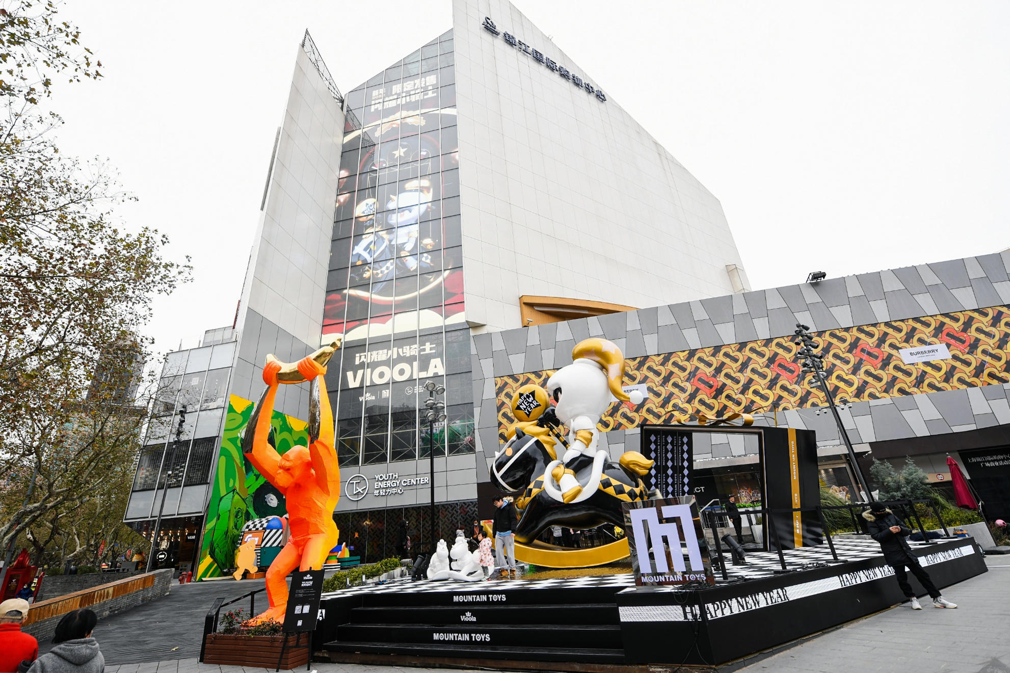 人气潮玩小骑士Vioola主题快闪活动策划6米高机械动态小骑士很抢眼