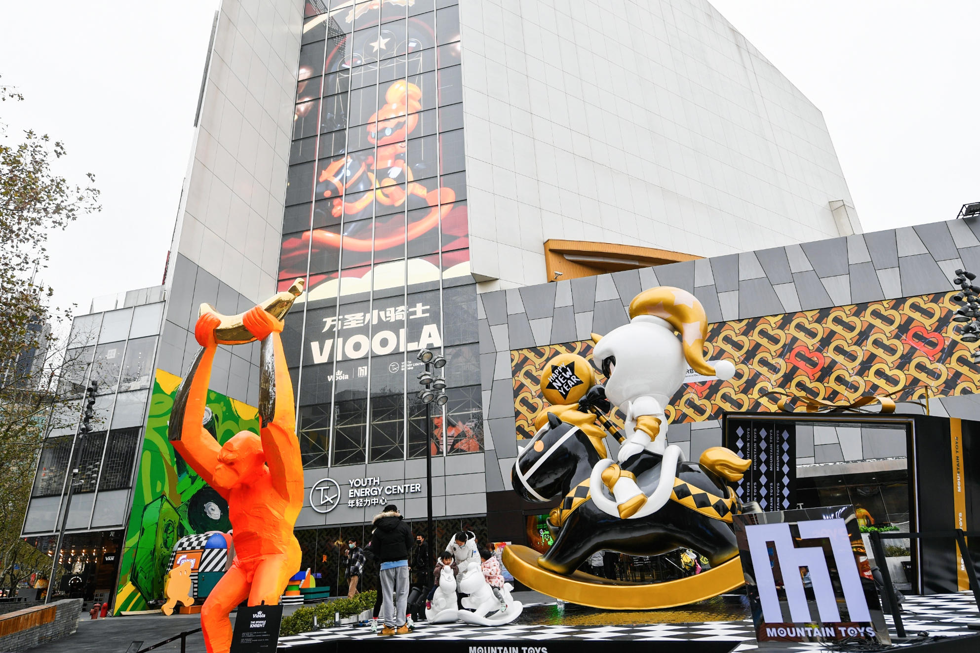 人气潮玩小骑士Vioola主题快闪活动策划6米高机械动态小骑士很抢眼