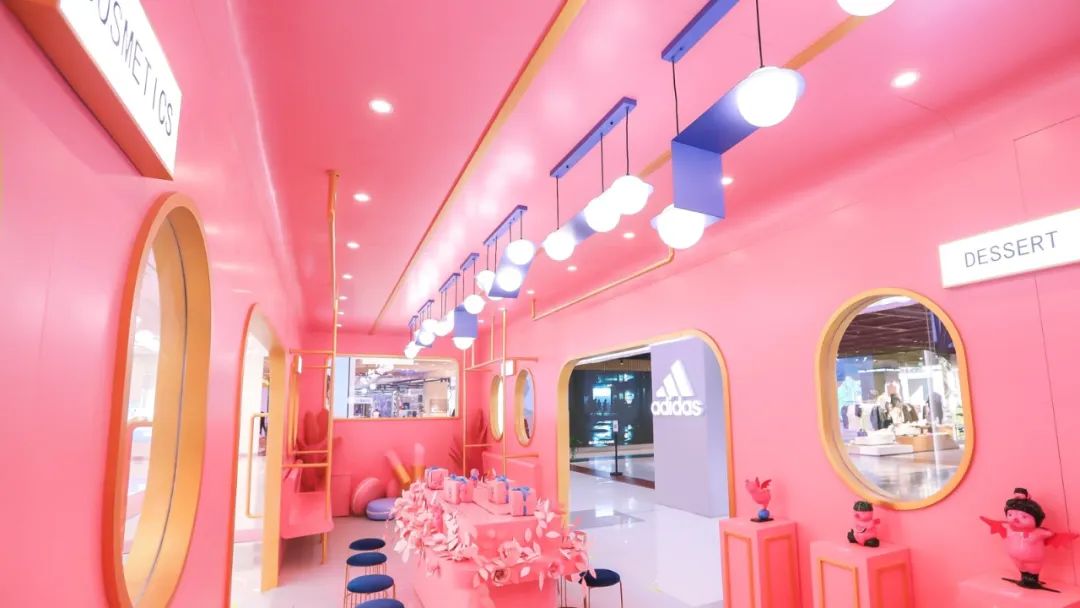 apm「春色环游列车」快闪活动策划采用了治愈温暖的粉色调