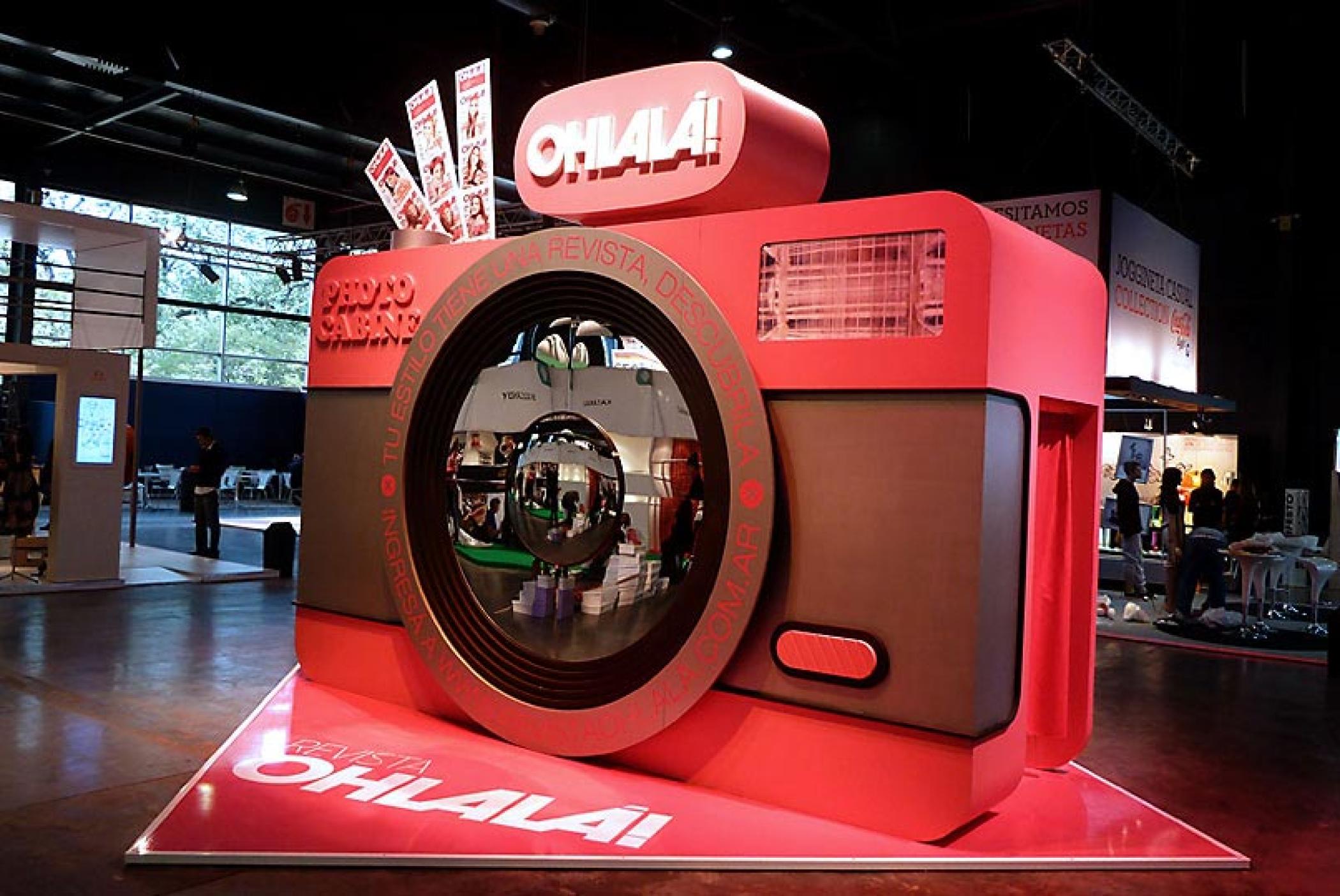 用大型照相机快闪活动策划引流，这种参与方式更积极和有趣