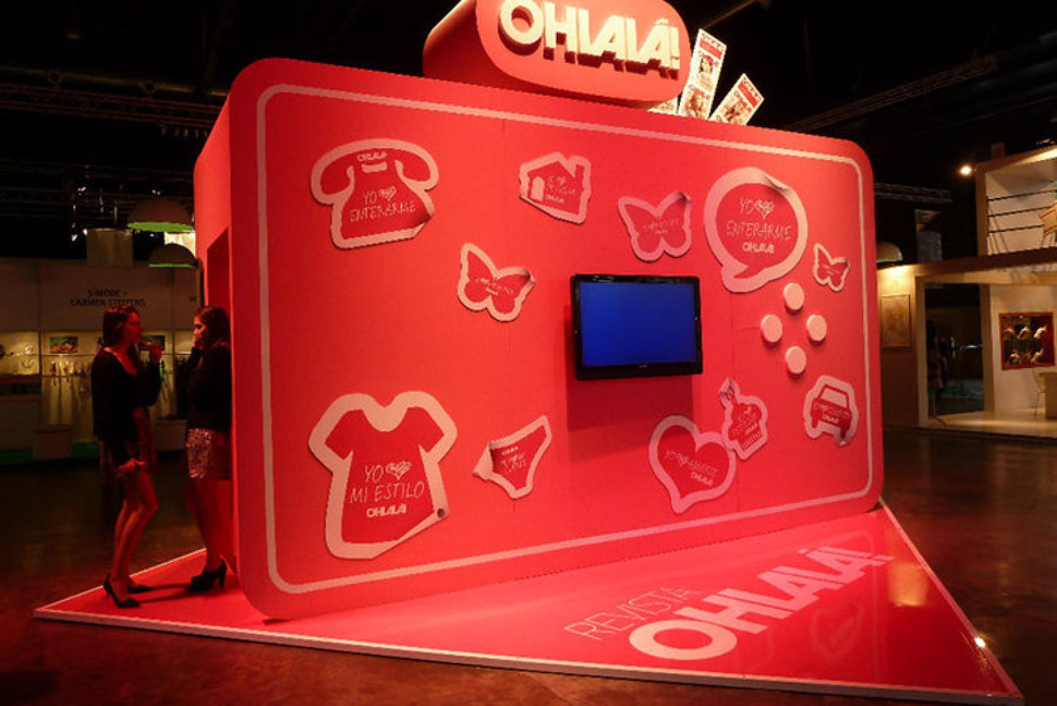 用大型照相机快闪活动策划引流，这种参与方式更积极和有趣