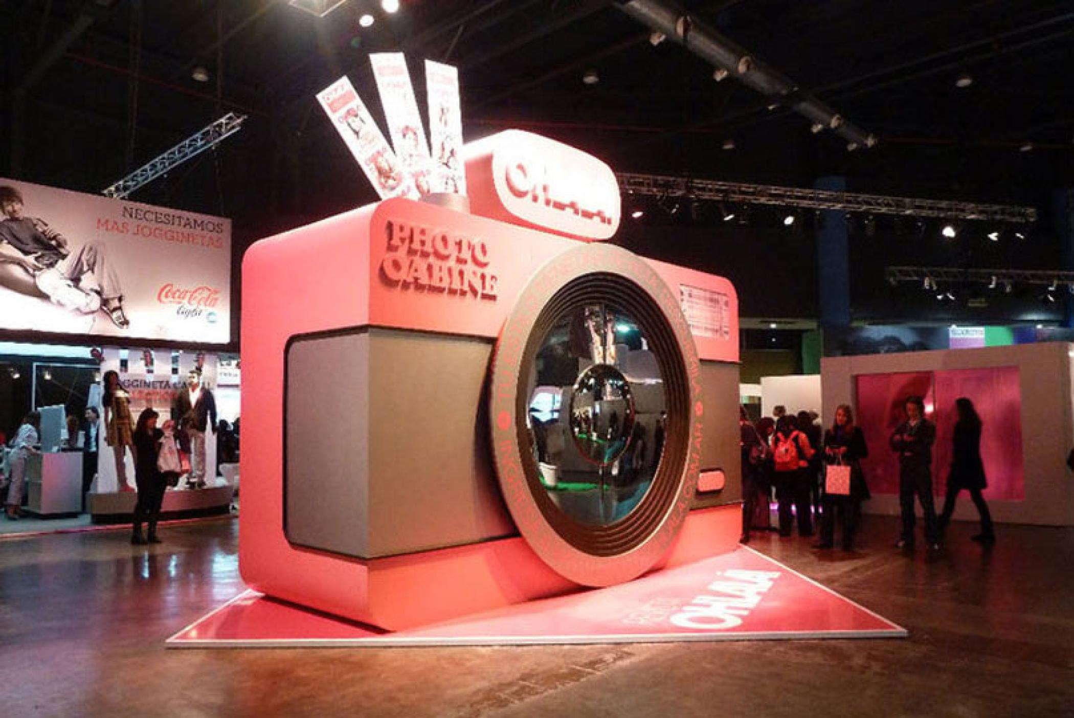 用大型照相机快闪活动策划引流，这种参与方式更积极和有趣