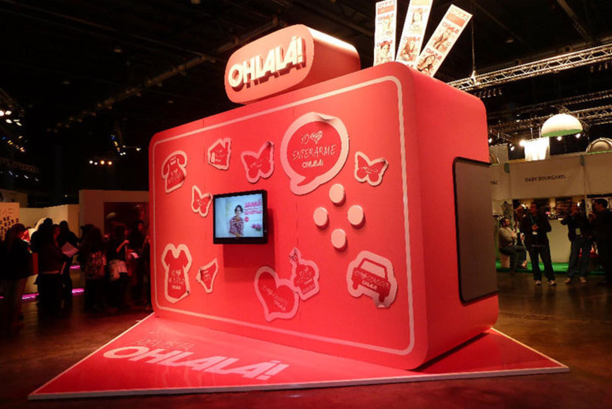 用大型照相机快闪活动策划引流，这种参与方式更积极和有趣