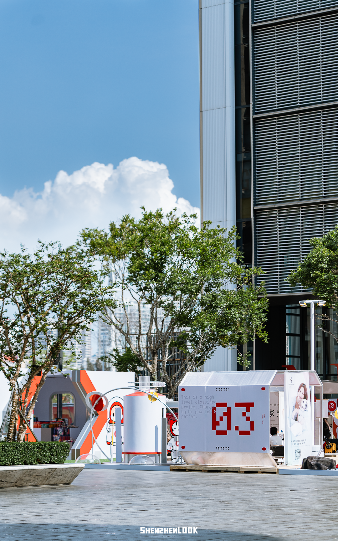 「星球漫游」主题快闪活动策划设置了有趣且萌的宠物打卡点及宠物市集