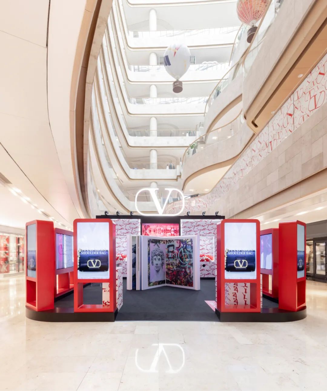 Valentino华伦天奴VLOGO南京限时艺术快闪活动策划倾情呈献艺术图册