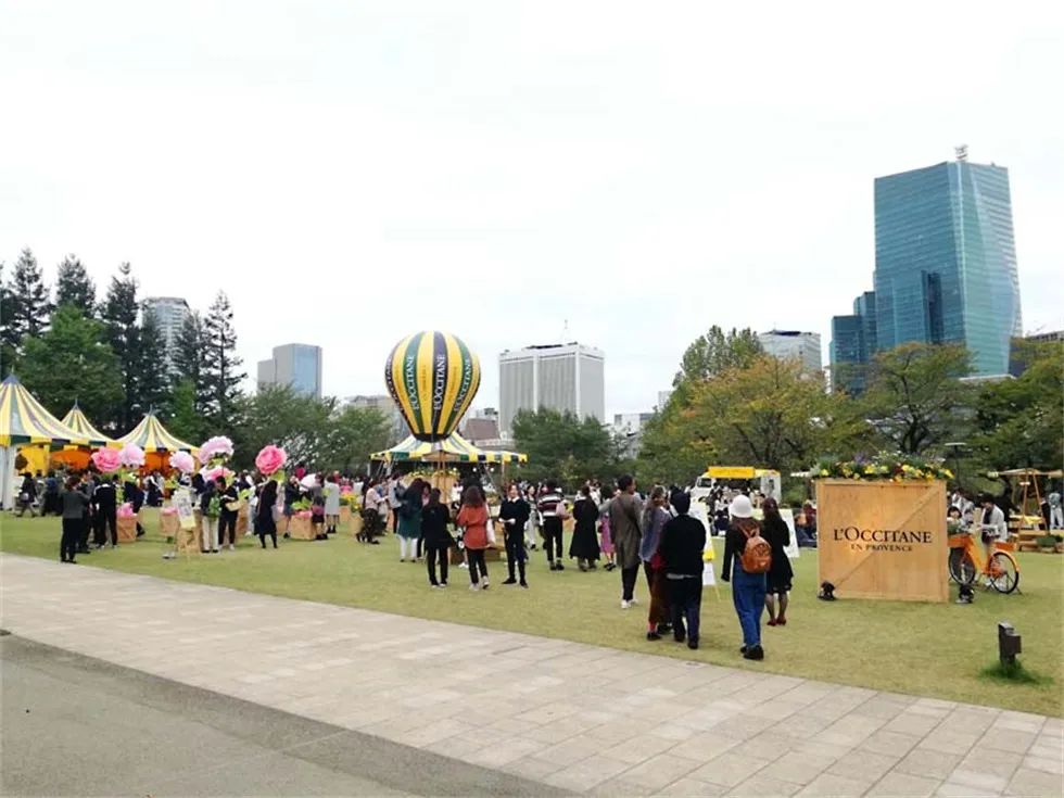 欧舒丹产品体验活动策划现场设置了一个巨大的气球，甚是吸睛