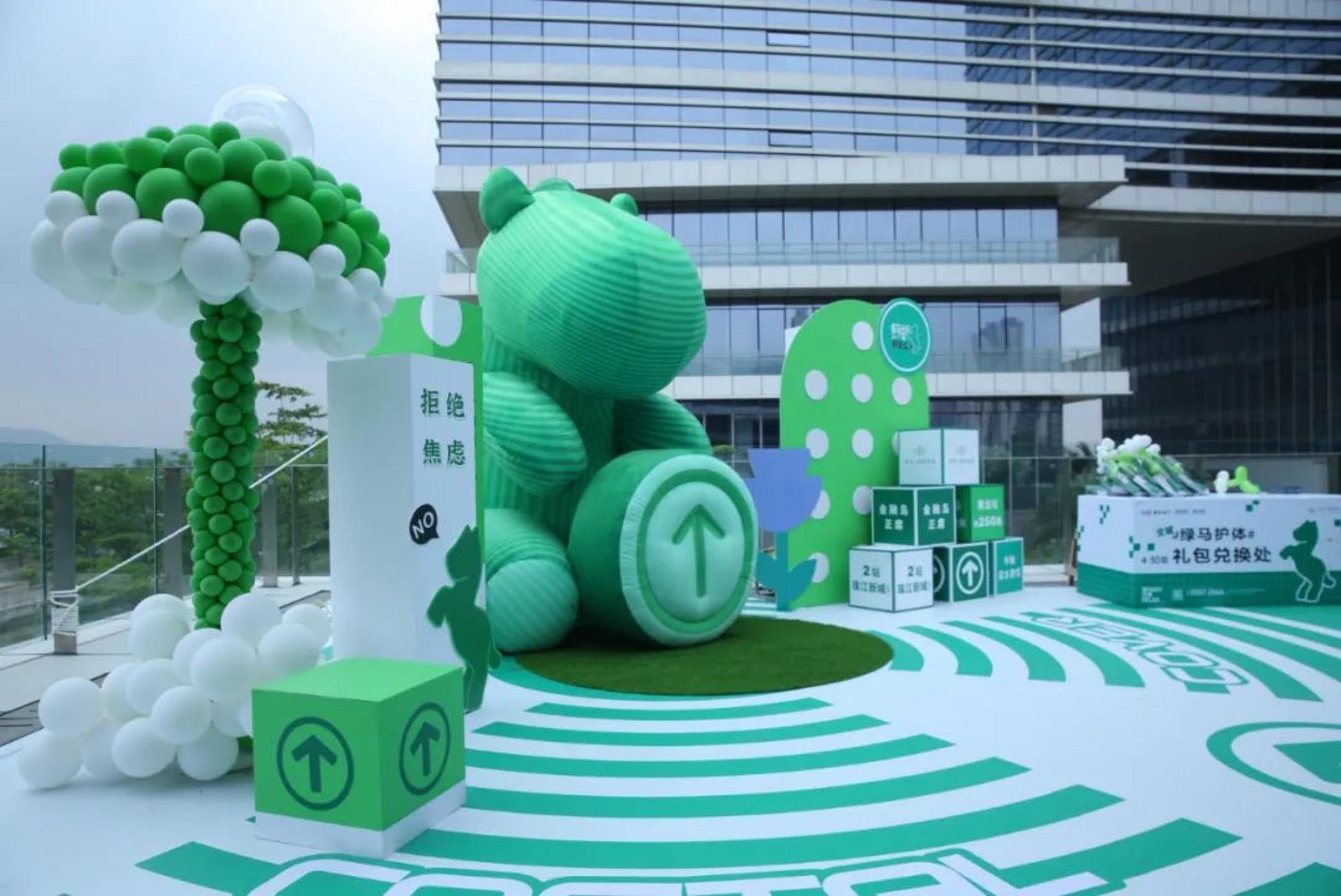 “绿马”主题活动策划的网红“神兽”抱着“绿色行程码”俏皮得恰到好处