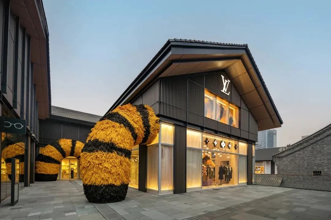 成都太古里LV的虎年艺术展览活动策划装置毛茸茸的，太萌了