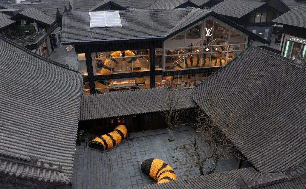 成都太古里LV的虎年艺术展览活动策划装置毛茸茸的，太萌了