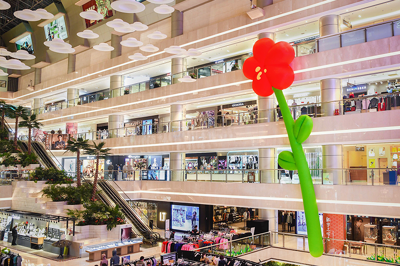 16米小红花艺术活动策划装置绽放于城市中央，洋溢着温暖的香