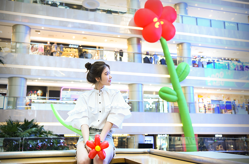 16米小红花艺术活动策划装置绽放于城市中央，洋溢着温暖的香