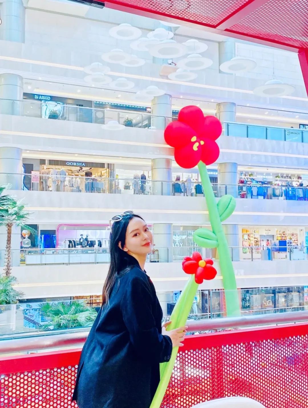 16米小红花艺术活动策划装置绽放于城市中央，洋溢着温暖的香