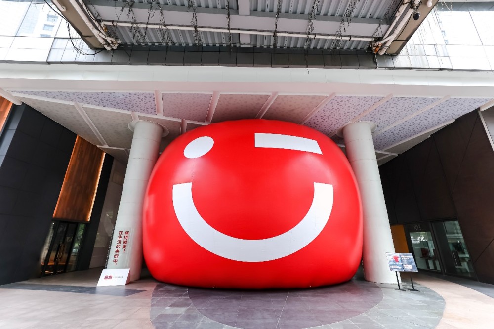 广州市民近期被一个展览活动策划装置「夹缝中的微笑」治愈了