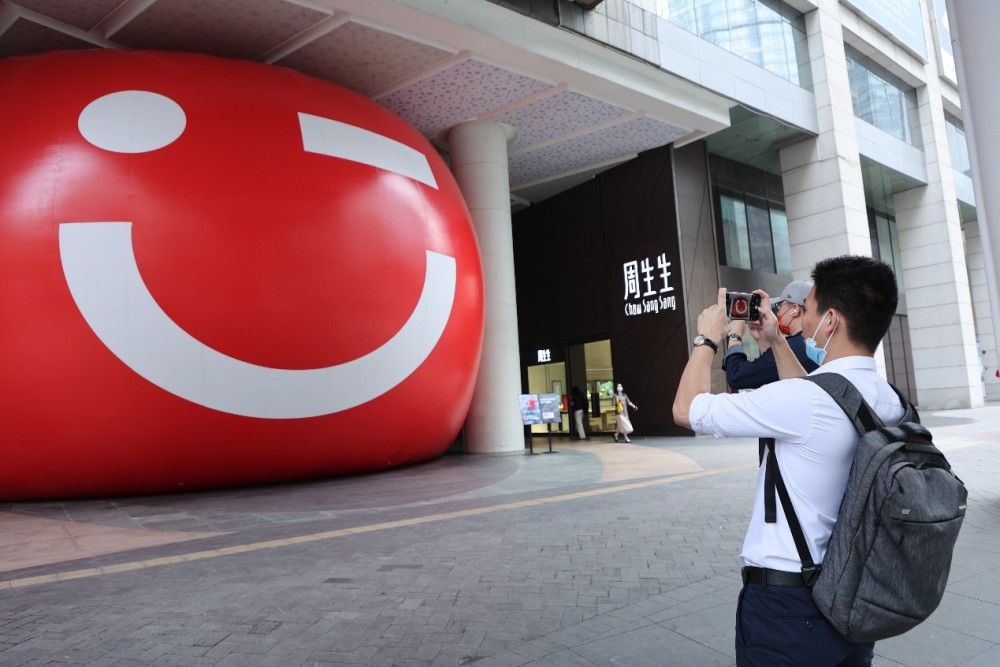 广州市民近期被一个展览活动策划装置「夹缝中的微笑」治愈了