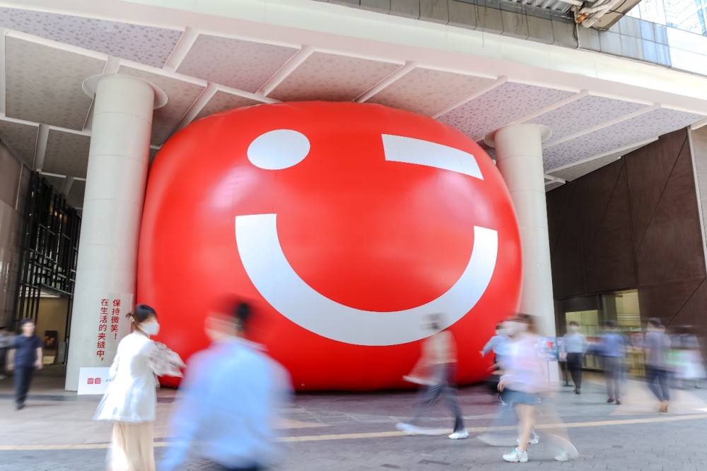 广州市民近期被一个展览活动策划装置「夹缝中的微笑」治愈了