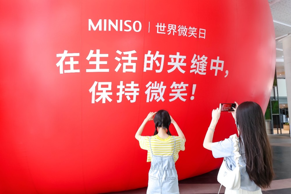 广州市民近期被一个展览活动策划装置「夹缝中的微笑」治愈了