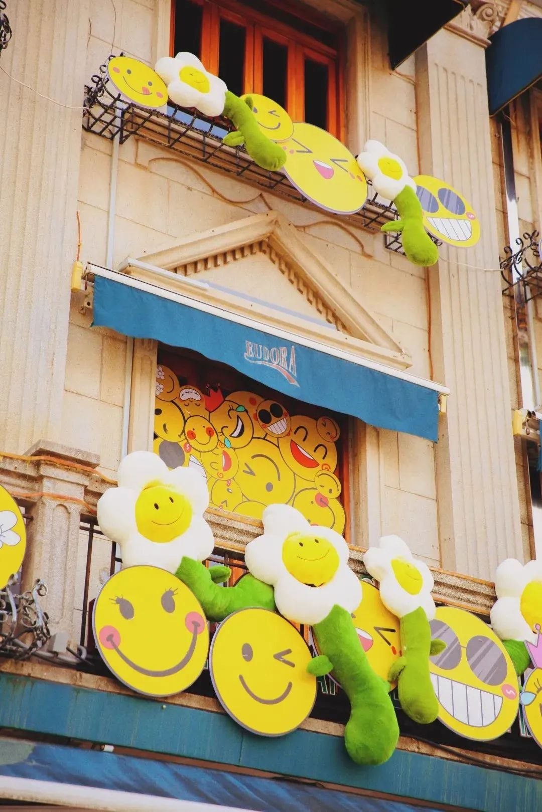 来宁波老外滩看治愈系笑脸展示活动策划装置，给身边人一个微笑