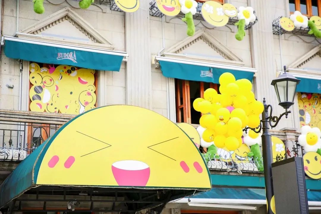 来宁波老外滩看治愈系笑脸展示活动策划装置,给身边人一个微笑