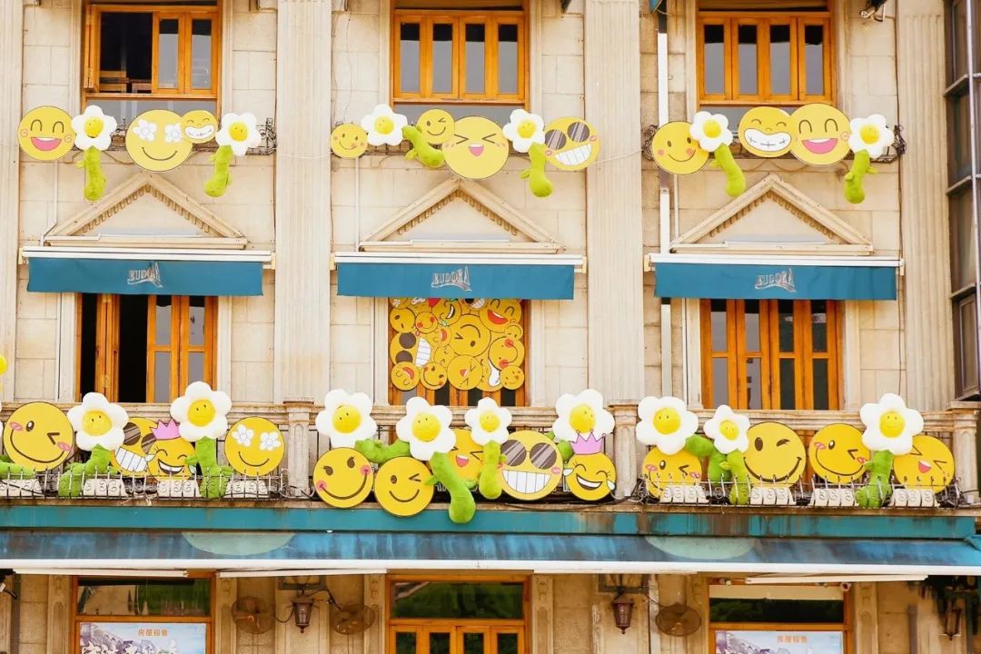 来宁波老外滩看治愈系笑脸展示活动策划装置,给身边人一个微笑