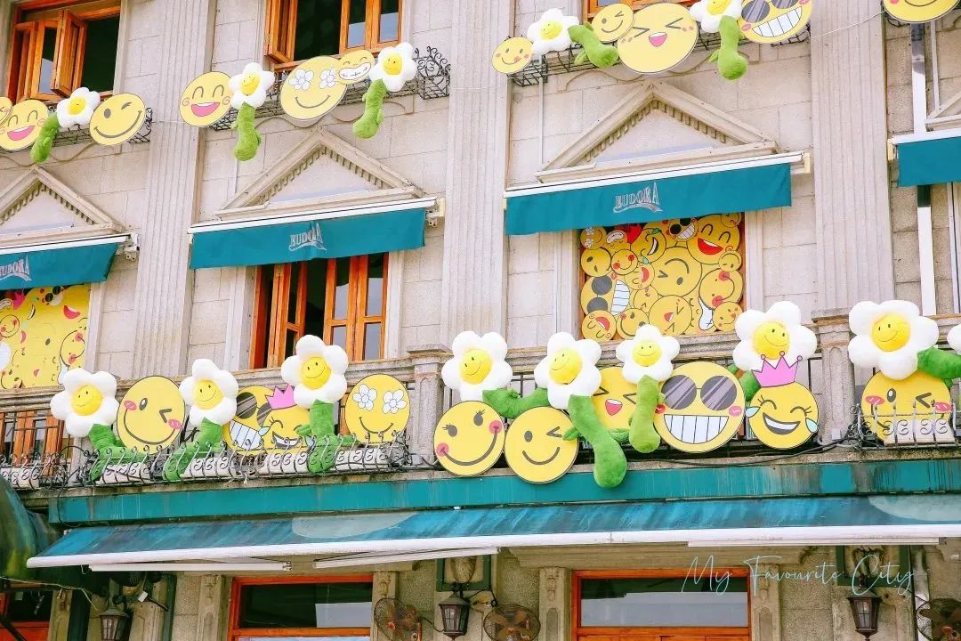 来宁波老外滩看治愈系笑脸展示活动策划装置,给身边人一个微笑