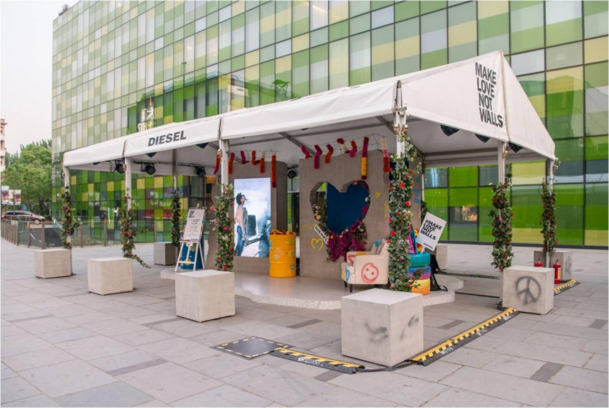 迪赛这场“以爱之名，打破壁垒”快闪活动策划以七彩坦克打破壁垒