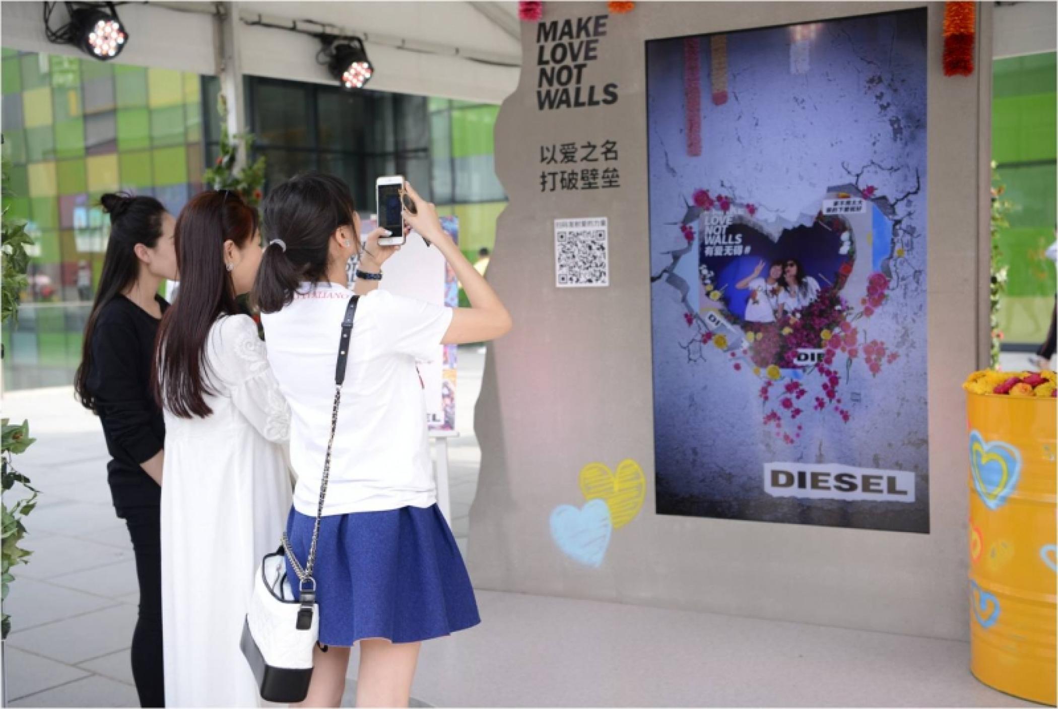 迪赛这场“以爱之名，打破壁垒”快闪活动策划以七彩坦克打破壁垒