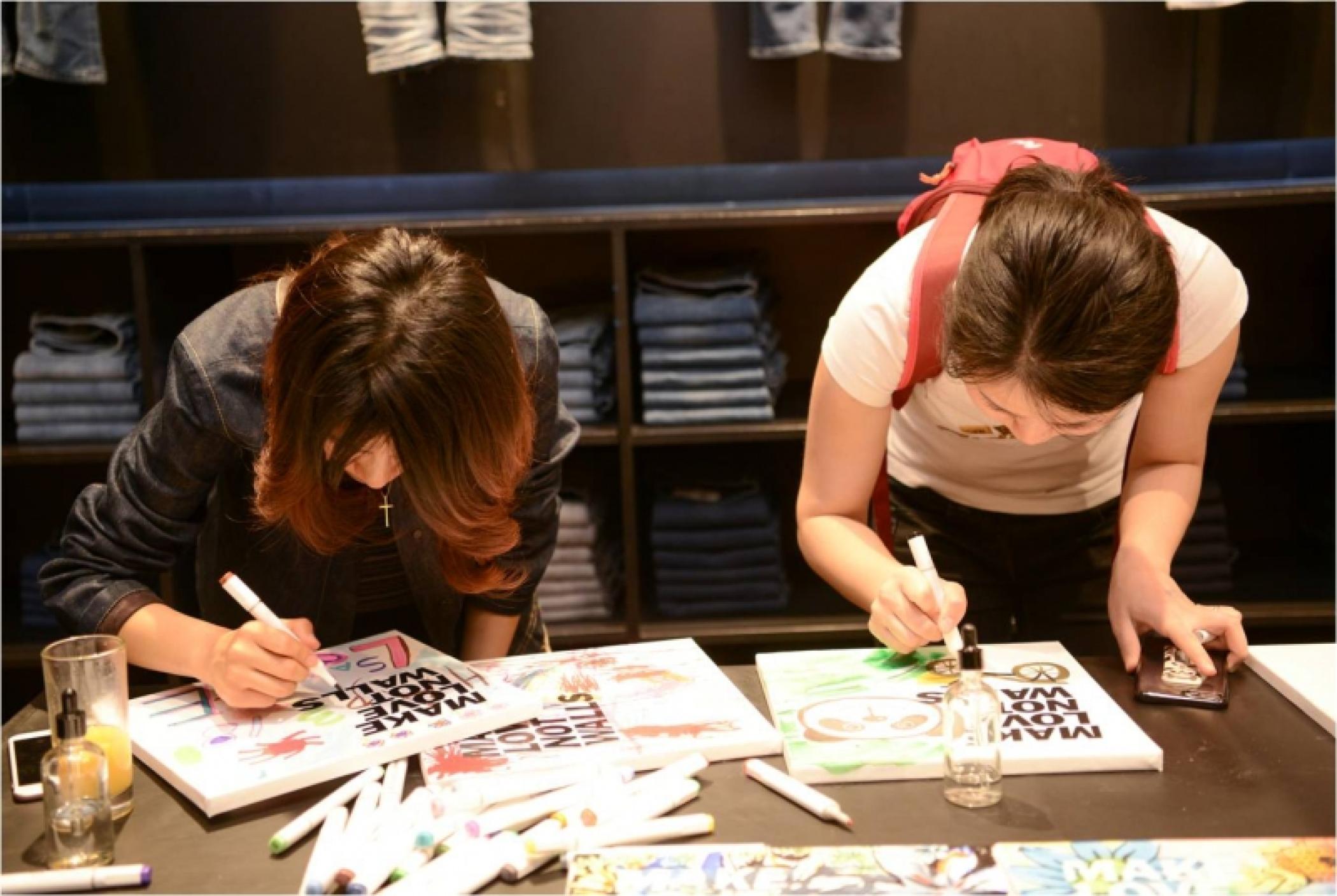 迪赛这场“以爱之名，打破壁垒”快闪活动策划以七彩坦克打破壁垒