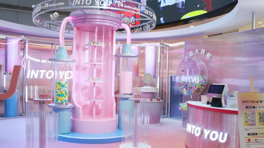 这场联名快闪店活动策划“夏日「出彩」研究所”掀起了一股打卡热潮