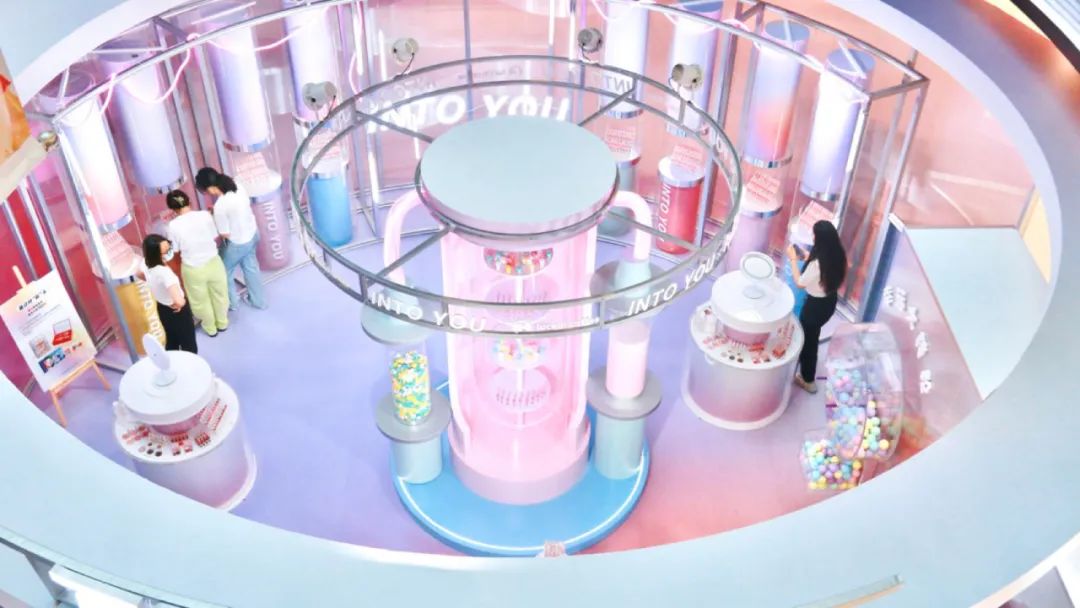 这场联名快闪店活动策划“夏日「出彩」研究所”掀起了一股打卡热潮