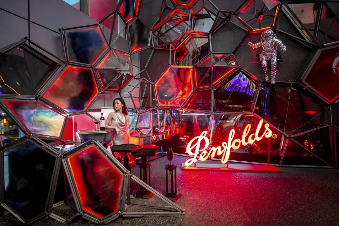 「奔富·无界空间」沉浸式快闪活动策划化身神秘太空舱，酷酷酷