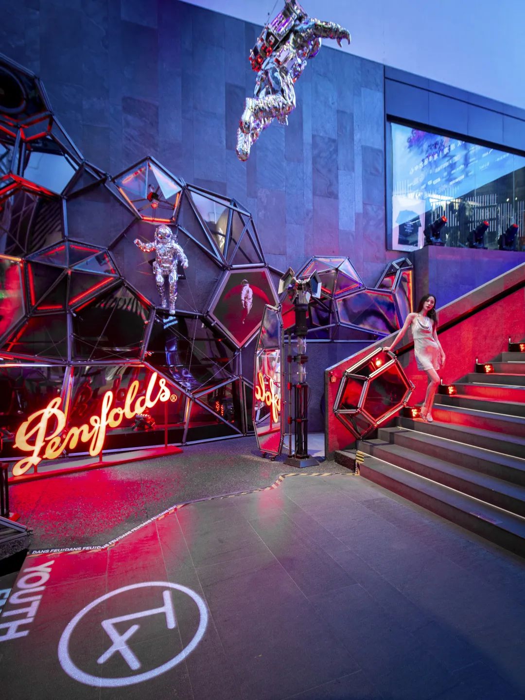 「奔富·无界空间」沉浸式快闪活动策划化身神秘太空舱，酷酷酷