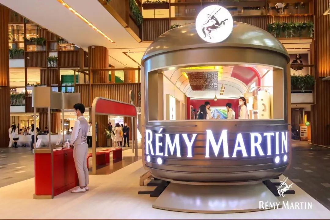 人头马“邑想专列”快闪活动策划仿佛一座真实的列车站点