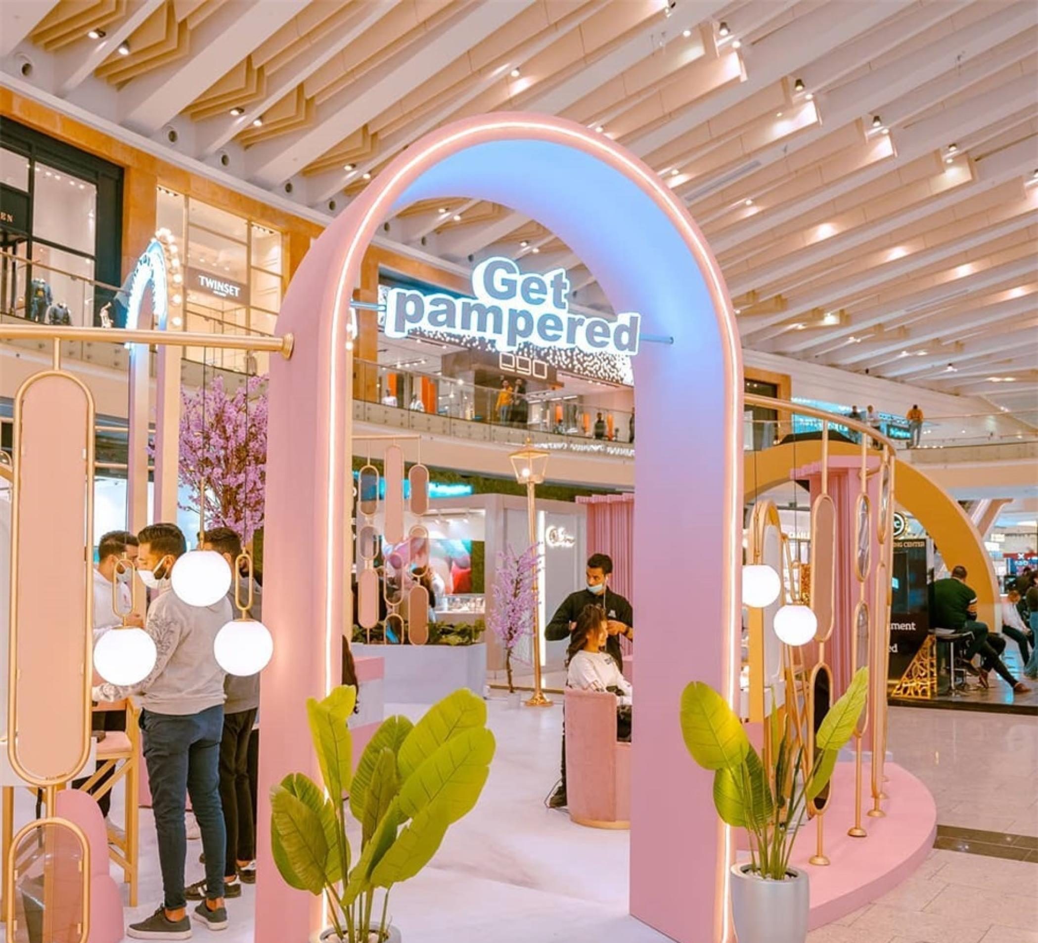 埃及购物中心策划举行的引流变现活动策划“宠爱站”整合了各种消费品牌