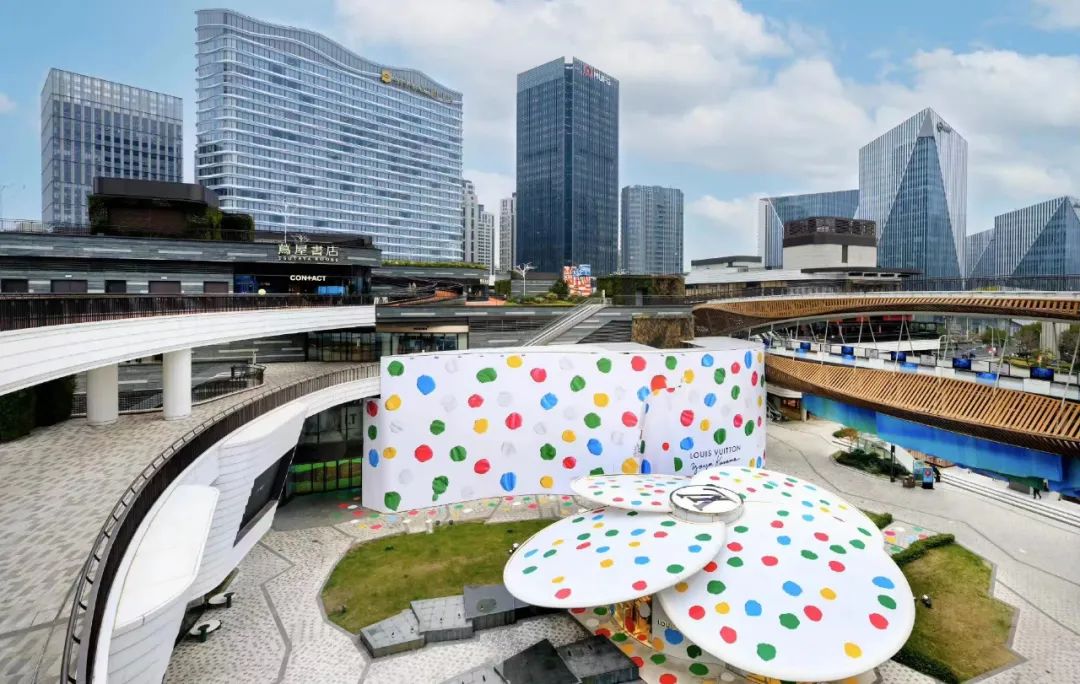 路易威登草间弥生合作的快闪店活动策划打造了一个变幻万千的无限宇宙