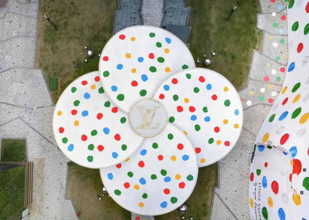 路易威登草间弥生合作的快闪店活动策划打造了一个变幻万千的无限宇宙