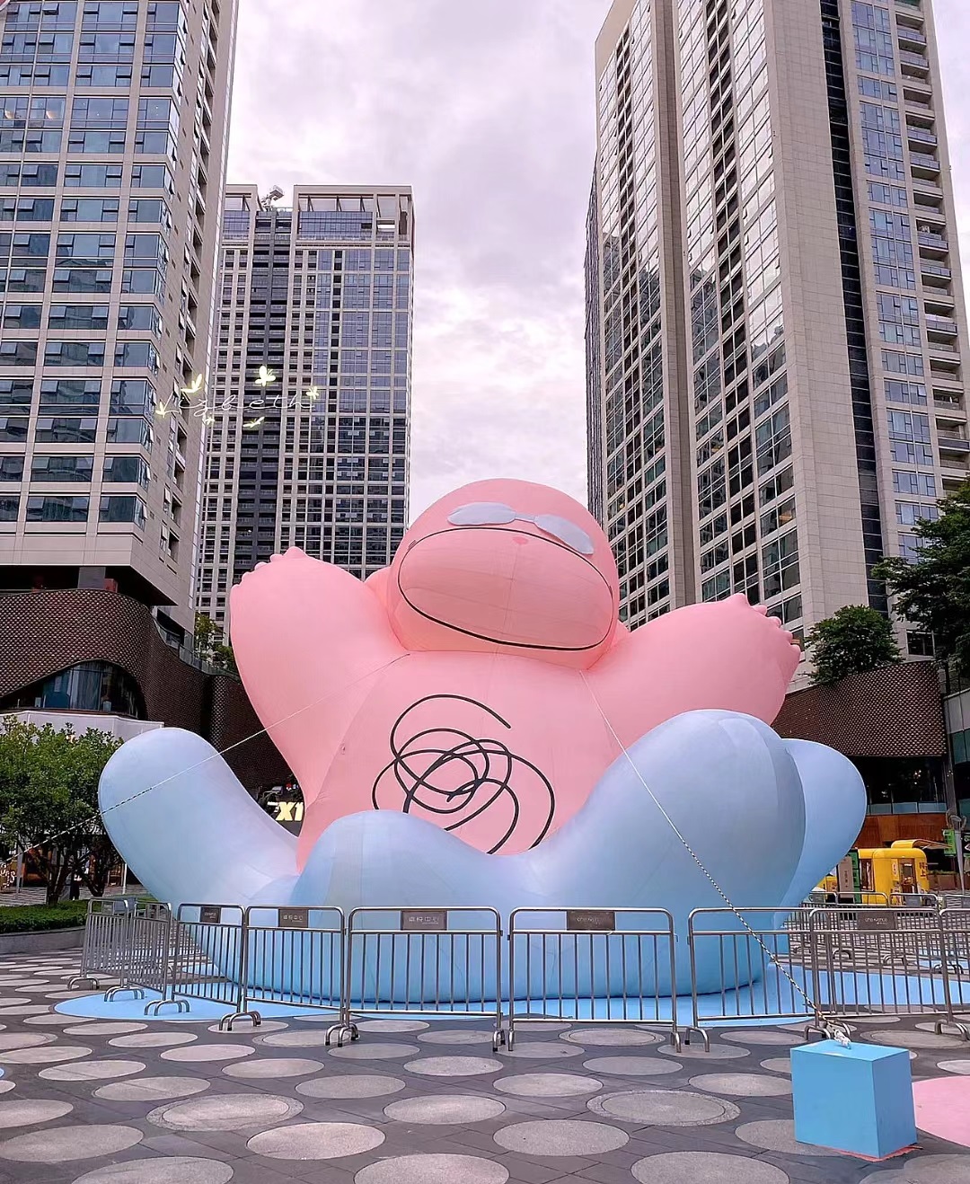 巨型粉小胖空降房山天街「圈粉派对」活动策划现场，超粉超梦幻