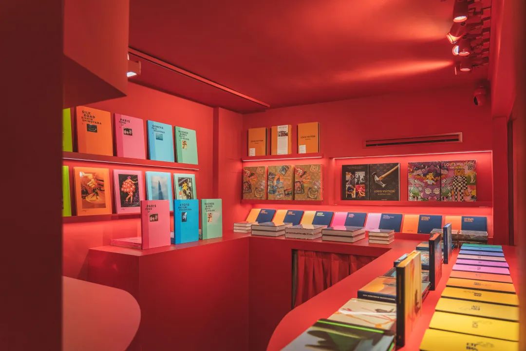 LV“红黄绿”书报亭快闪活动策划用不同颜色赋予了每座城市各色魅力
