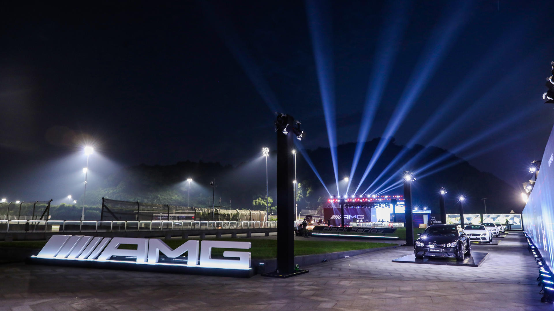 以圈速加冕为主题的特别版上市发布会活动策划现场尽显速度与激情