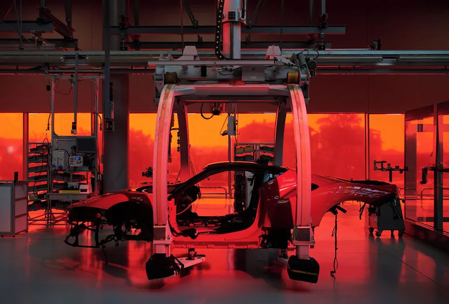 Ferrari法拉利在自家工厂里办起了工业风和机械感的时装发布会活动策划