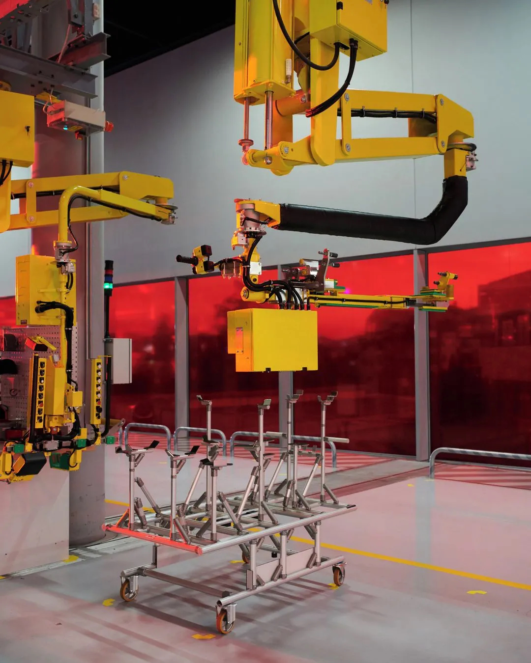 Ferrari法拉利在自家工厂里办起了工业风和机械感的时装发布会活动策划