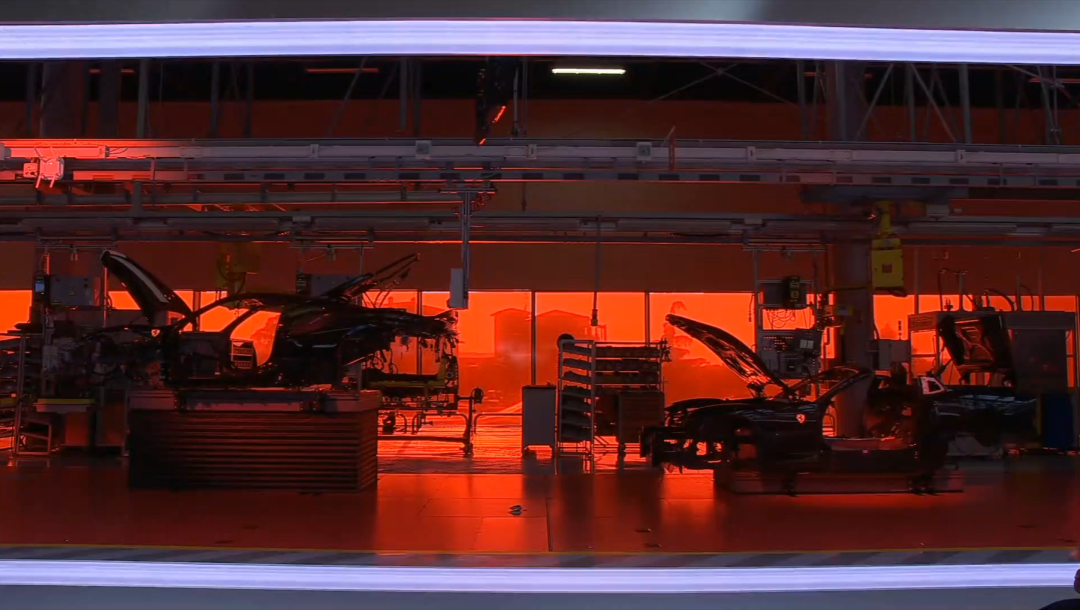 Ferrari法拉利在自家工厂里办起了工业风和机械感的时装发布会活动策划