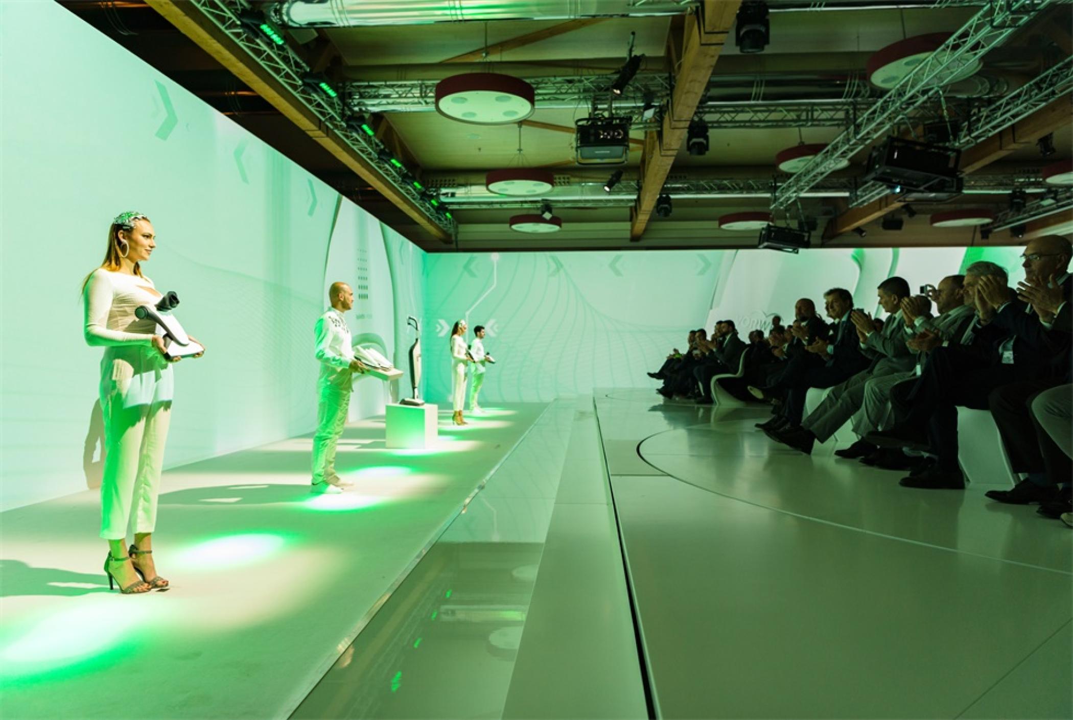 Kobold吸尘器发布会活动策划的座位区平台，其旋转功能成了活动亮点