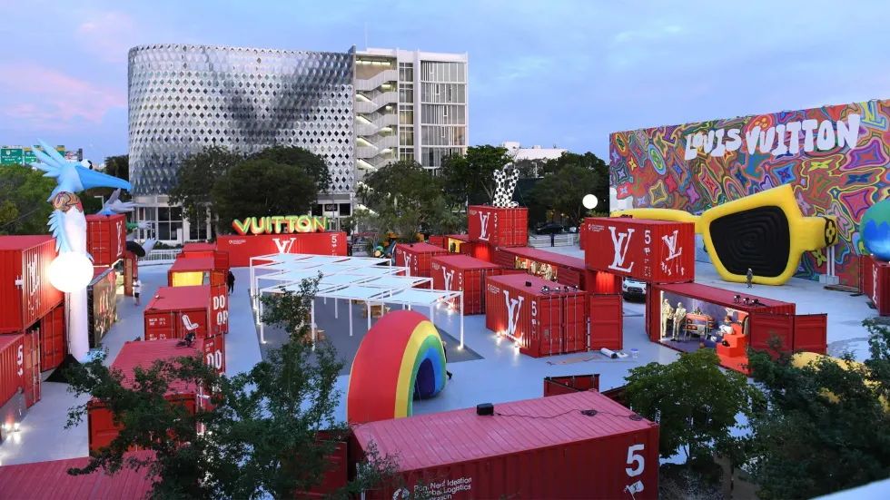 路易.威登男装全球巡回发布会活动策划以集装箱和动物为现场装置主角