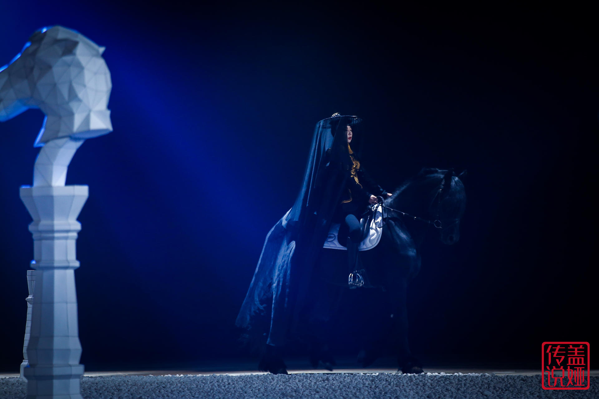 熊英·盖娅传说新品发布会活动策划呈现出国际顶级艺术水准的服饰秀演