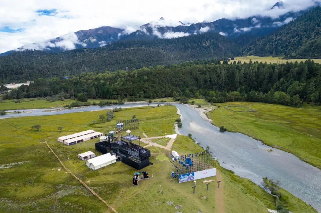 李宁2021悟·行主题大秀活动策划搬到了林芝鲁朗贡措景区