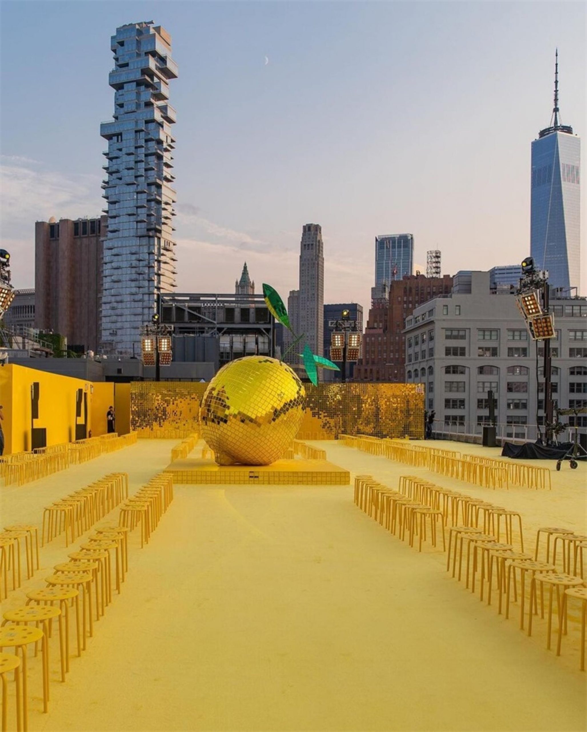 Staud春夏发布会活动策划了一个巨大的柠檬色迪斯科舞会球